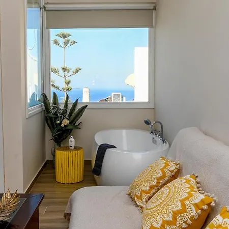 By Georgia サントリーニ