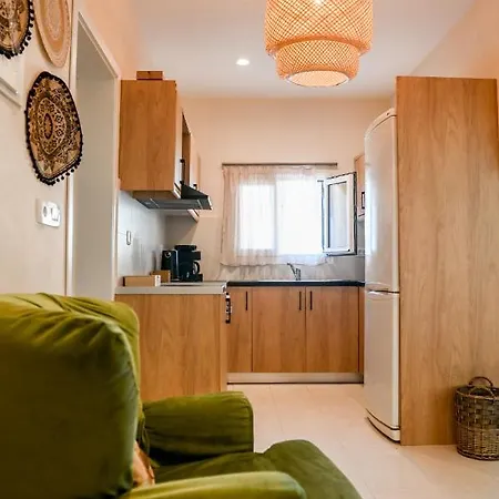 By Georgia Apartment Fira (Santorini)