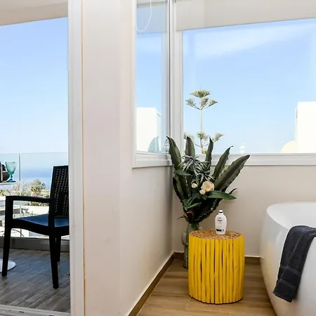 By Georgia Apartment Fira (Santorini)
