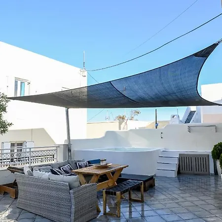By Georgia Apartment Fira (Santorini)
