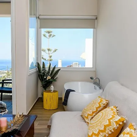 By Georgia * サントリーニ